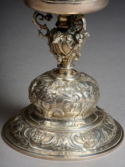 COUPE ou POKAL en argent (800). Le pied circulaire...