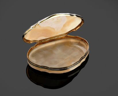 Tabatière en agate crème, cerclée en argent...