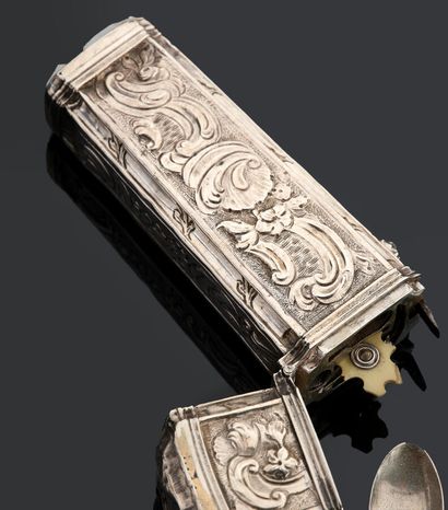 Nécessaire de voyage en argent (950 millièmes)...