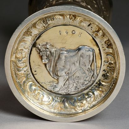 COUPE ou POKAL en argent (800). Le pied circulaire...