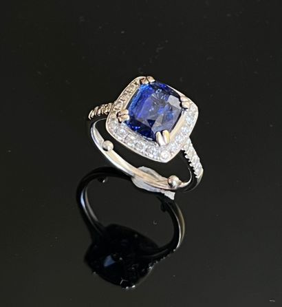 18k (750 thousandths) white gold ring set...