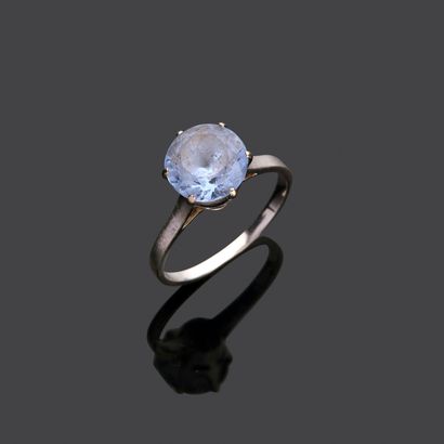 18k (750 thousandths) white gold ring set...