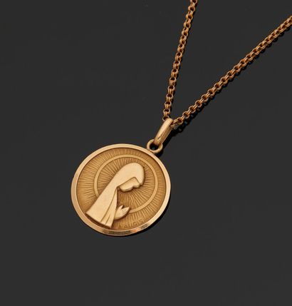 Medal and chain in 18k yellow gold (750 thousandths)...