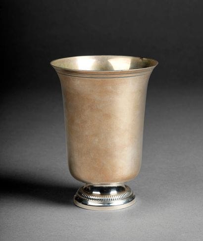 Timbale tulipe en argent à décor de filets,...