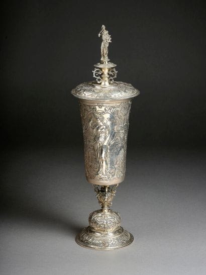 COUPE ou POKAL en argent (800). Le pied circulaire...