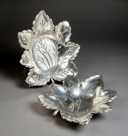 SARMENTO à Lisbonne - Pair of hammered silver...