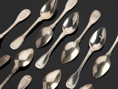 Suite de douze petites cuillers en argent...