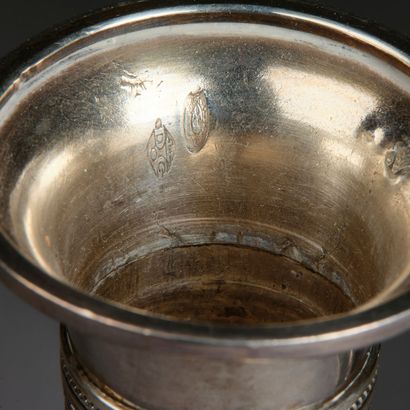 Paire de flambeaux en argent, le fût hexagonal,...