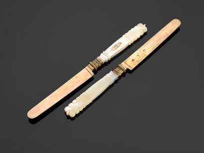 Deux couteaux à lames et viroles en vermeil...