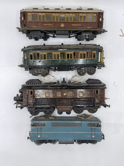 Elements of a wide-gauge electric train comprising...