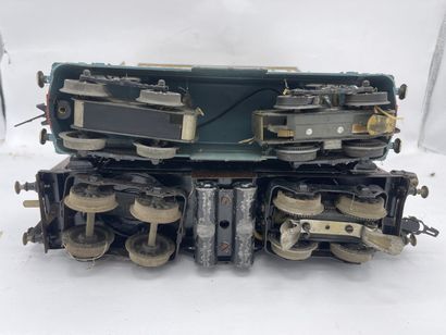 Elements of a wide-gauge electric train comprising...