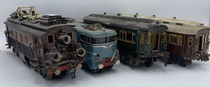 Elements of a wide-gauge electric train comprising...