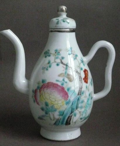 Théière en porcelaine à décor polychrome...