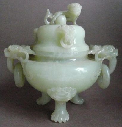 Brûle-parfum en jadéite, socle en bois. Chine,...