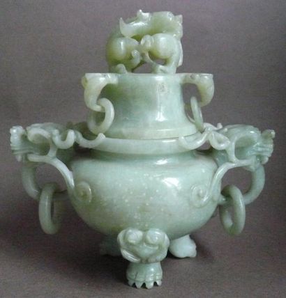 Brûle-parfum en jadéite. Chine, XXe siècle....