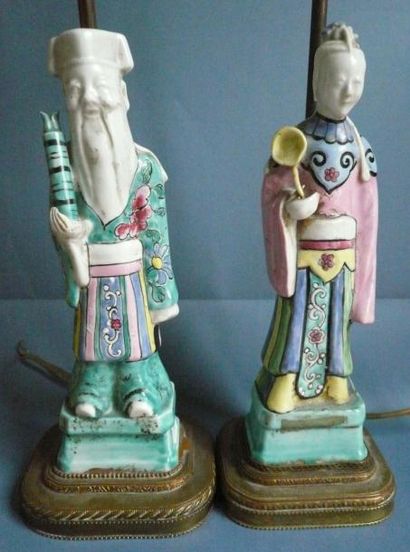 Deux statuettes en porcelaine montées en...