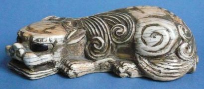 Lion couché en ivoire. Chine, XXe siècle