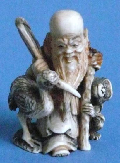 Netsuke en ivoire représentant un vieillard...
