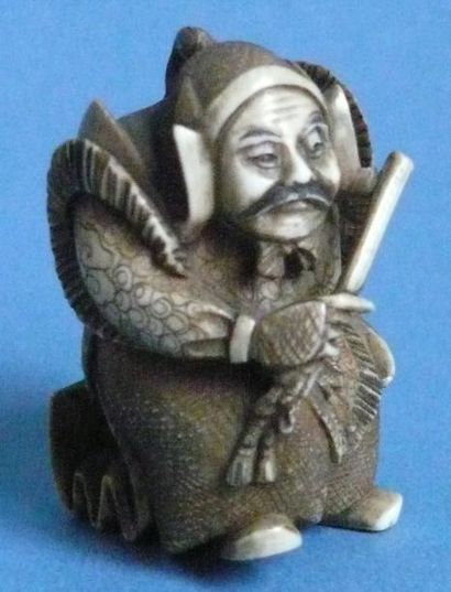 Netsuke en ivoire représentant un vieil homme....