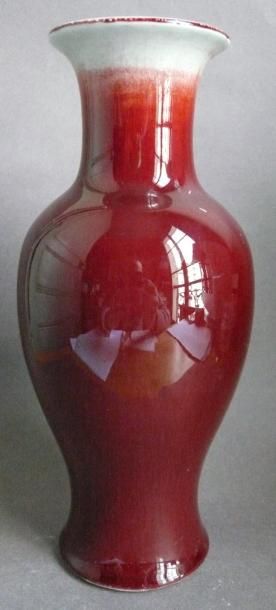 Vase de forme balustre en porcelaine sang...