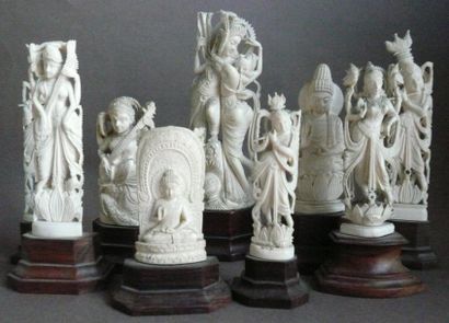 Ensemble de neuf statuettes en ivoire, socle...