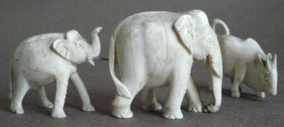 Trois sculptures en ivoire représentant deux...