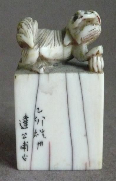 Sceau en ivoire surmonté d'un lion. Japon,...
