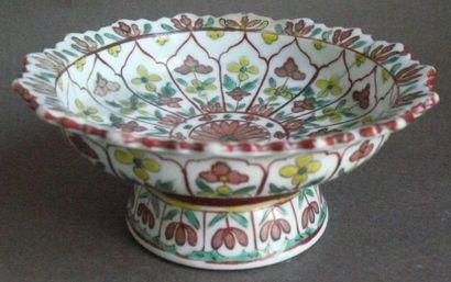 Coupelle sur piédouche en porcelaine à décor...