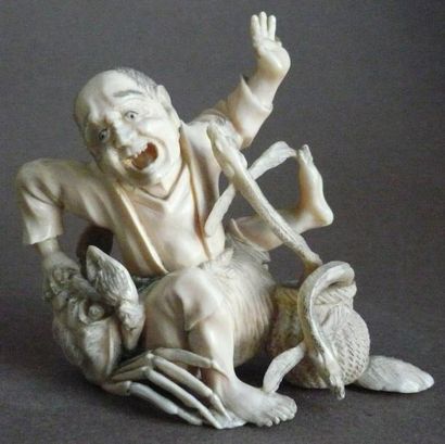 Statuette en ivoire représentant un pêcheur...