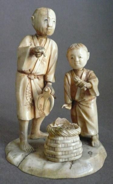 Okimono en ivoire représentant un paysan...