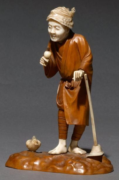 Paysan à la bêche en bois et ivoire. Japon,...