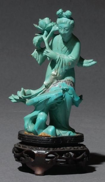 Statuette en turquoise représentant une jeune...