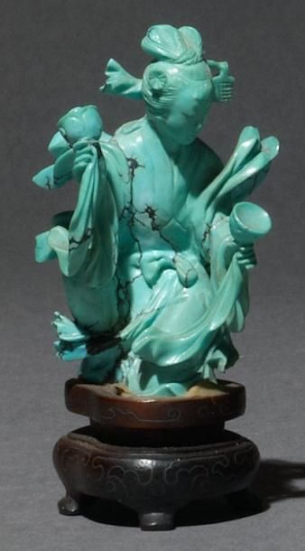 Danseuse en turquoise sur un socle en bois....