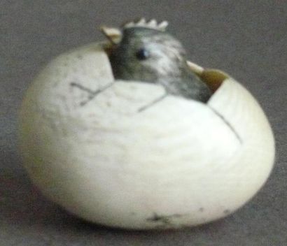 Netsuke en voire représentant un poussin...