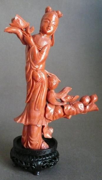 Corail sculpté représentant une jeune femme...