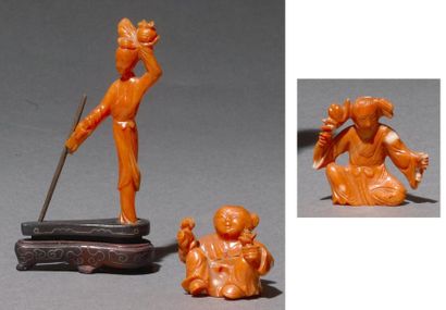 Ensemble de trois coraux sculptés représentant...