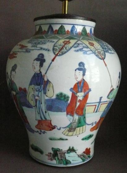 Vase en porcelaine à décor de personnages,...