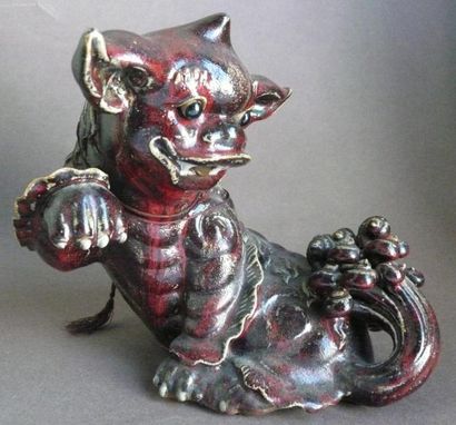 Lion en terre cuite émaillée. Japon, XXe...