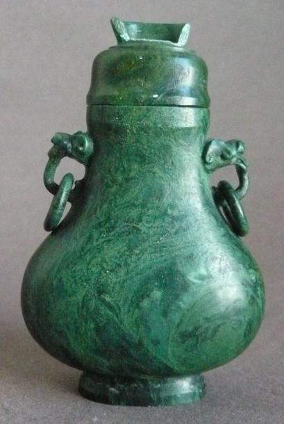 Flacon en malachite. (manque au couvercle)....