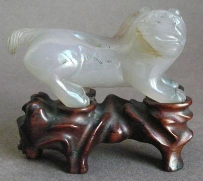 Lion en agate sur un socle en bois. Chine,...