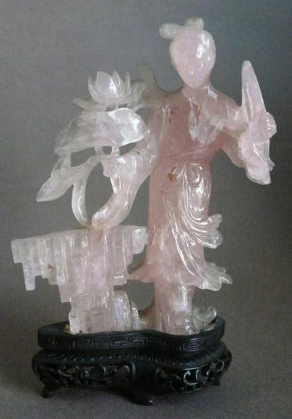 Jeune femme à l'éventail et branche fleurie,...