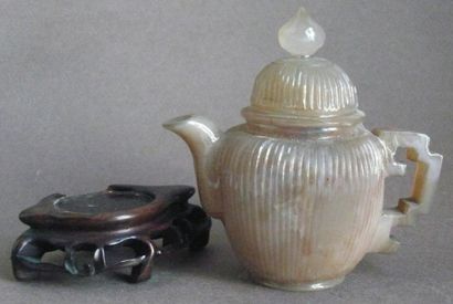 Théière en agate, socle en bois. Chine, XXe...