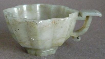 Tasse en jade. Chine, XXe siècle. L: 9.5...