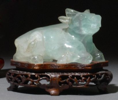 Buffle assis en jadéite. Chine, XXe siècle....