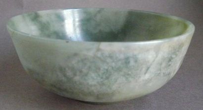 Coupe en jadéite. Chine, XXe siècle. D: 15.5...