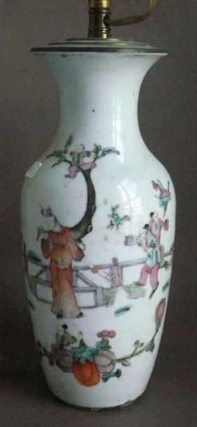 Vase en porcelaine à décor de personnages,...