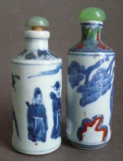 Deux flacons tabatières en porcelaine. Chine,...
