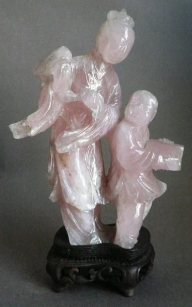 Groupe en quartz rose représentant une femme...