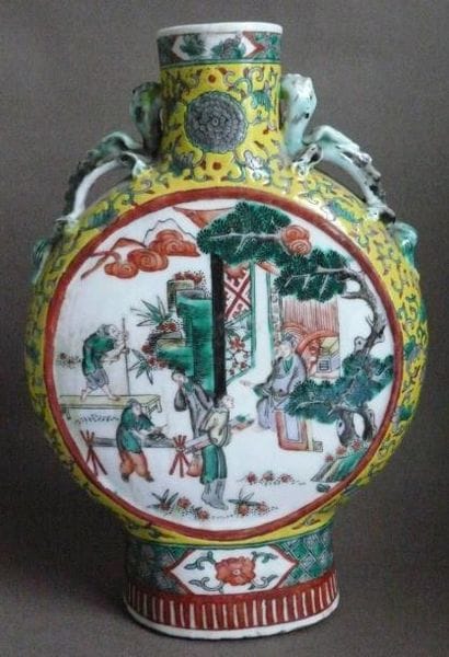 Gourde en porcelaine à décor de scènes de...