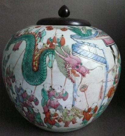 Pot à gingembre en porcelaine à décor polychrome,...